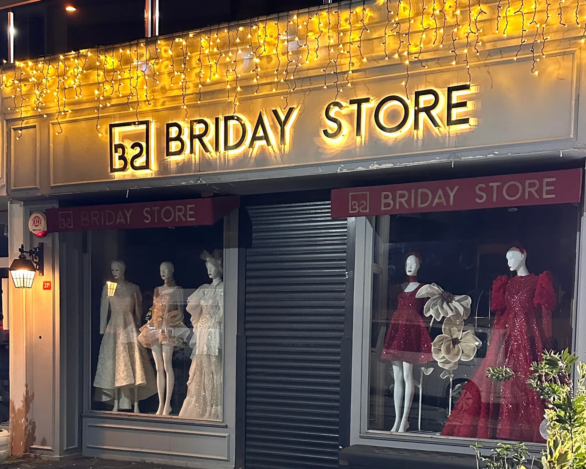 The BRIDAYSTORE storefront on Başakşehir Mahallesi, Süleyman Çelebi Caddesi, No:17E at night, with both windows lit