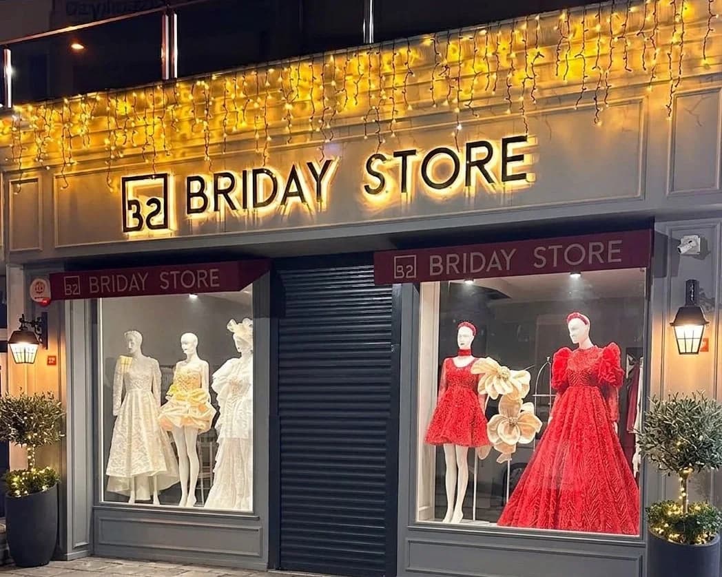 BRIDAYSTORE mağazasının gece çekilmiş cephesi, vitrinler aydınlatılmış